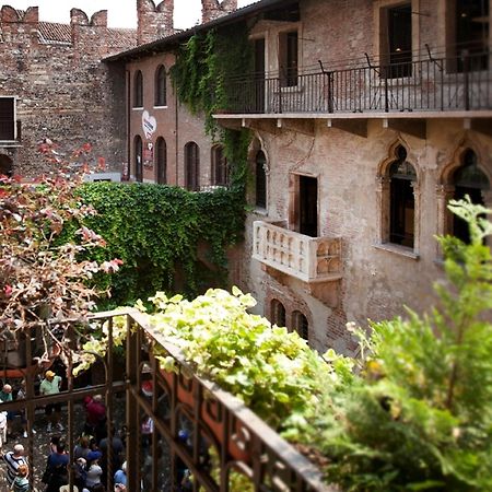 Relais Balcone Di Giulietta Ξενοδοχείο Βερόνα Εξωτερικό φωτογραφία The courtyard of the Palazzo del Vicario