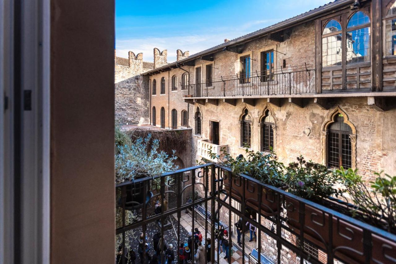 Relais Balcone Di Giulietta Ξενοδοχείο Βερόνα Εξωτερικό φωτογραφία The view from the balcony of the room where the 1963 Nobel Prize in Literature, Jean-Paul Sartre, stayed at the hotel.