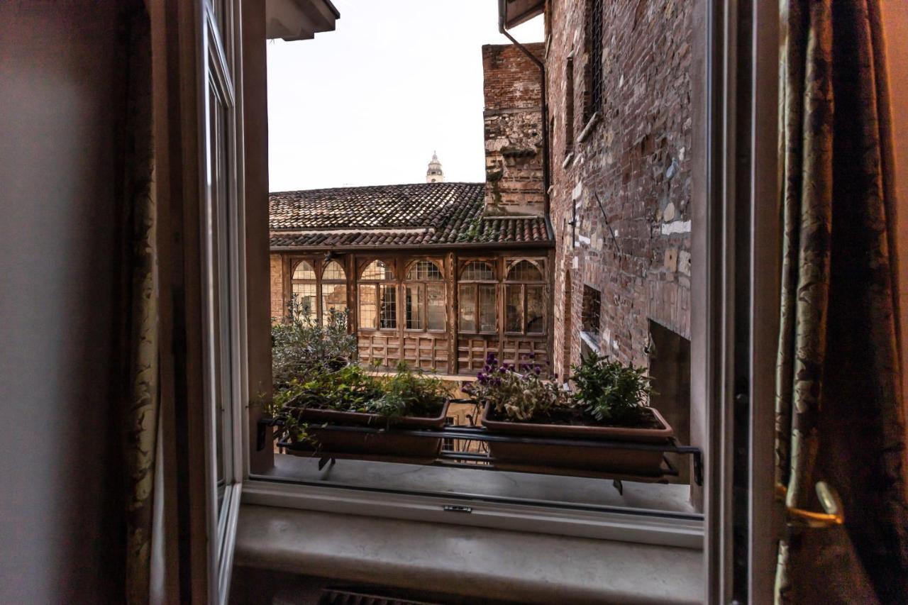 Relais Balcone Di Giulietta Ξενοδοχείο Βερόνα Εξωτερικό φωτογραφία The view from the window of the room where the body of the murdered monk was discovered