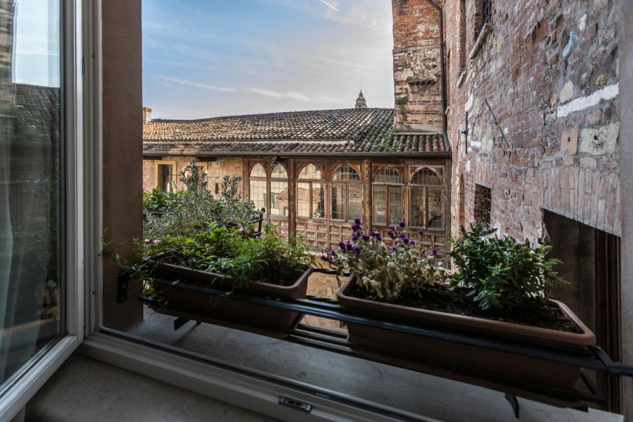 Relais Balcone Di Giulietta Ξενοδοχείο Βερόνα Εξωτερικό φωτογραφία View of the cloister from the window of the guest rooms