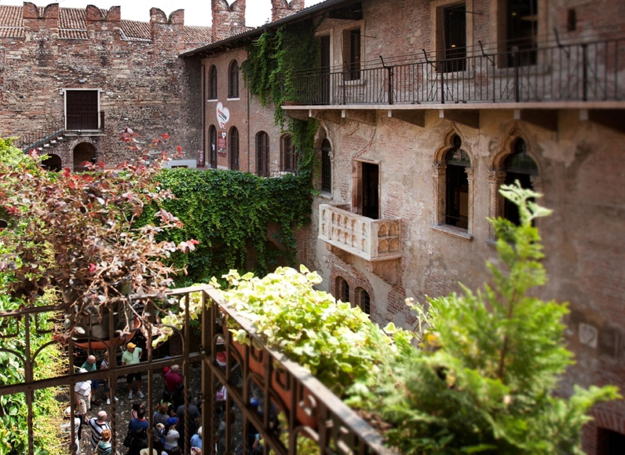 Relais Balcone Di Giulietta Ξενοδοχείο Βερόνα Εξωτερικό φωτογραφία The courtyard of the Palazzo del Vicario