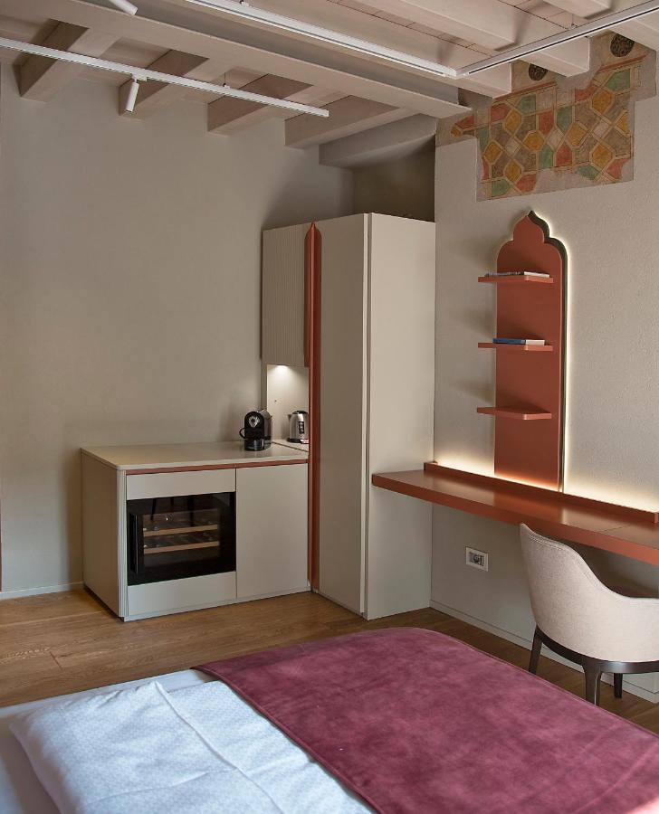 Relais Balcone Di Giulietta Ξενοδοχείο Βερόνα Εξωτερικό φωτογραφία A small kitchenette in a hotel room