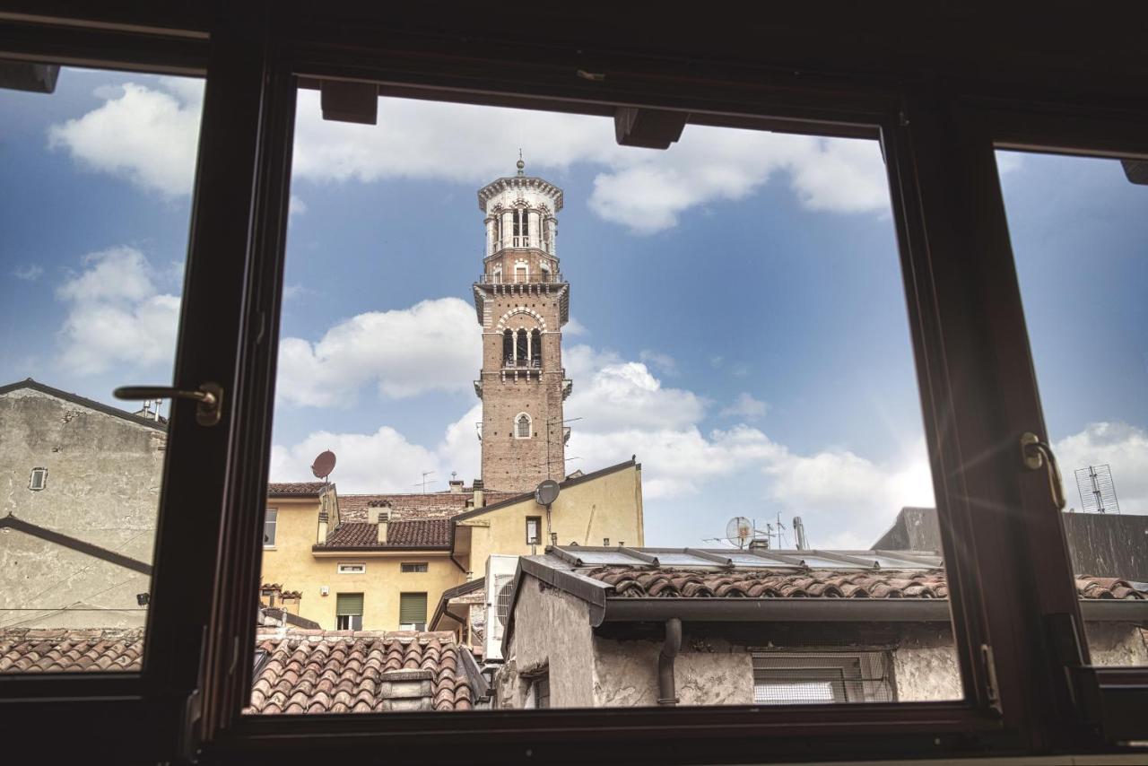 Relais Balcone Di Giulietta Ξενοδοχείο Βερόνα Εξωτερικό φωτογραφία The bell tower of the church of San Pietro