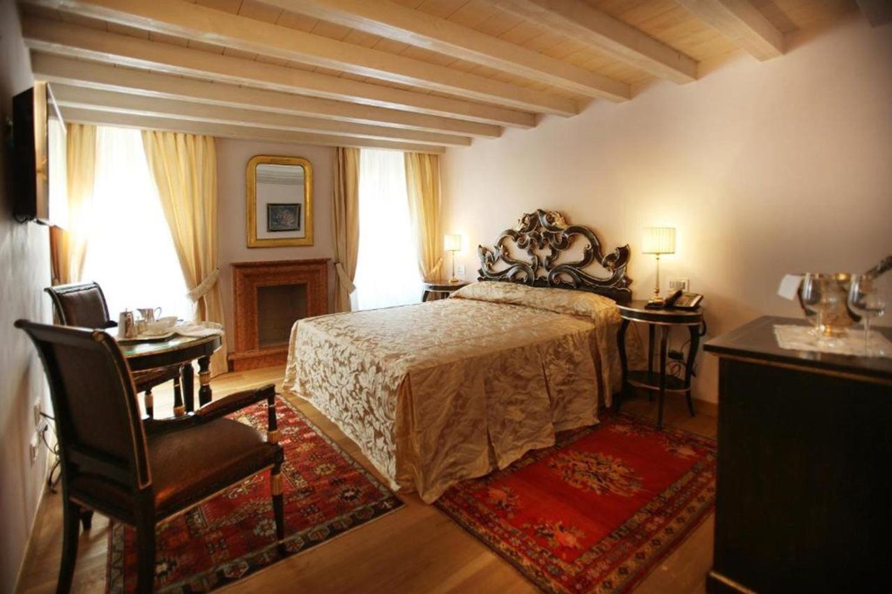 Relais Balcone Di Giulietta Ξενοδοχείο Βερόνα Εξωτερικό φωτογραφία A room at the hotel