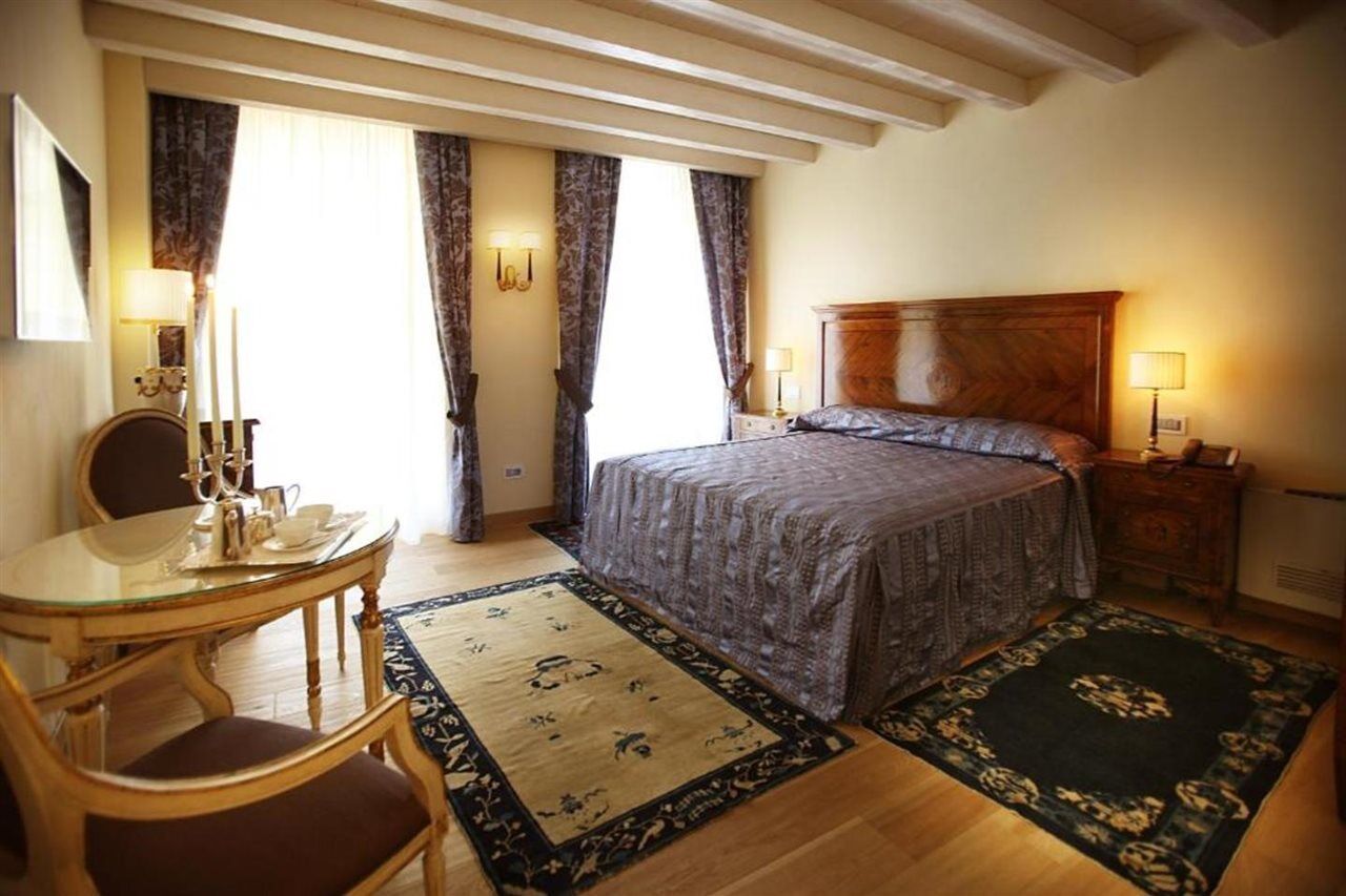 Relais Balcone Di Giulietta Ξενοδοχείο Βερόνα Εξωτερικό φωτογραφία A room at the hotel
